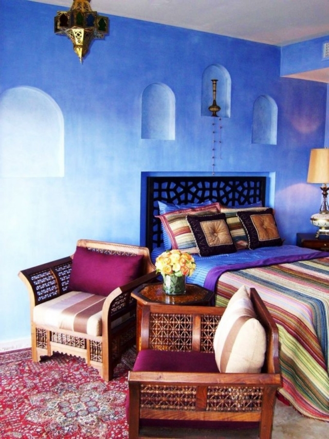 25-idées-inspirantes-décoration-maison-style-marocain-couverture-rayures-bariolée-coussins-fauteuils-bois-coussins