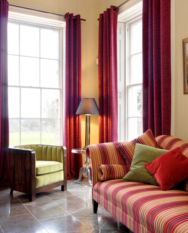 25-idées-inspirantes-décoration-maison-style-marocain-rideaux-coussins-bariolés-canapé-tapissé-rayures