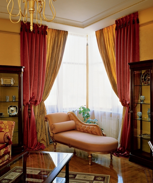 décoration maison 25-idées-inspirantes-décoration-maison-style-marocain-rideaux-or-rouge-canapé-lustre-doré