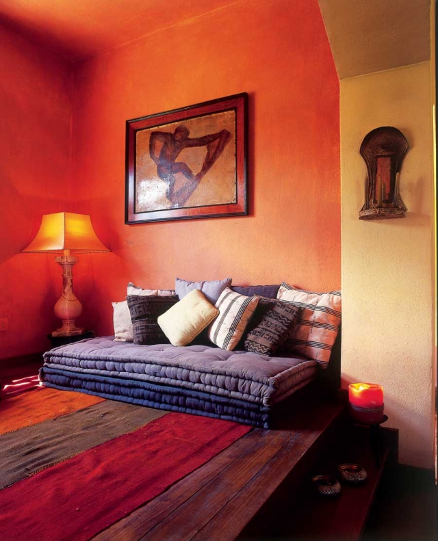 25-idées-inspirantes-décoration-maison-style-marocain-tapis-bariolé-coussins-lampe-typique