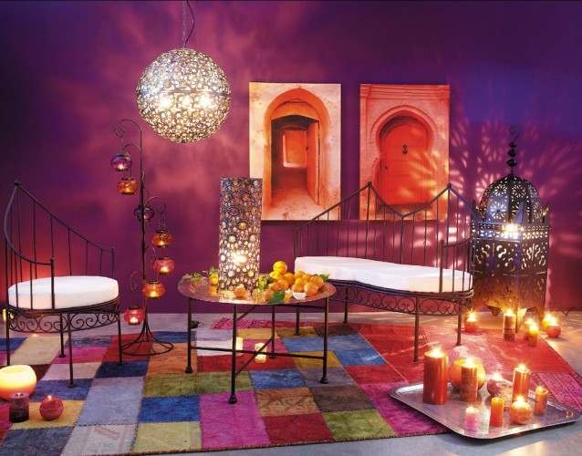 décoration maison 25-idées-inspirantes-décoration-maison-style-marocain-tapis-laine-bariolé-carreaux-meubles-métalliques