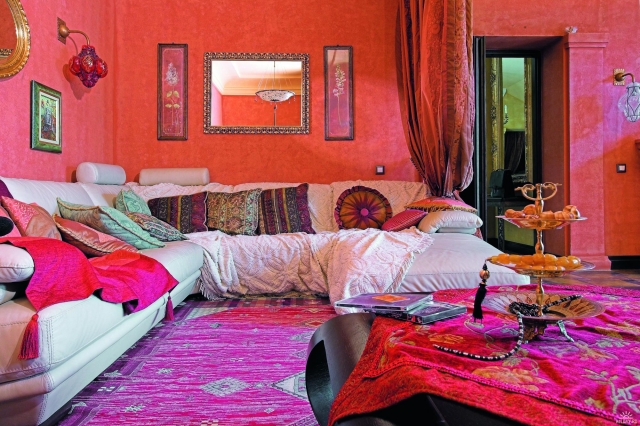 décoration maison 25-idées-inspirantes-décoration-maison-style-marocain-tapis-laine-coussins-bariolés-miroirs-cadres-bois-sculpté