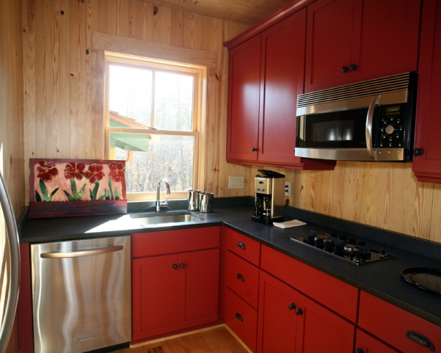 aménagement de cuisine rouge-placard-surface-noir