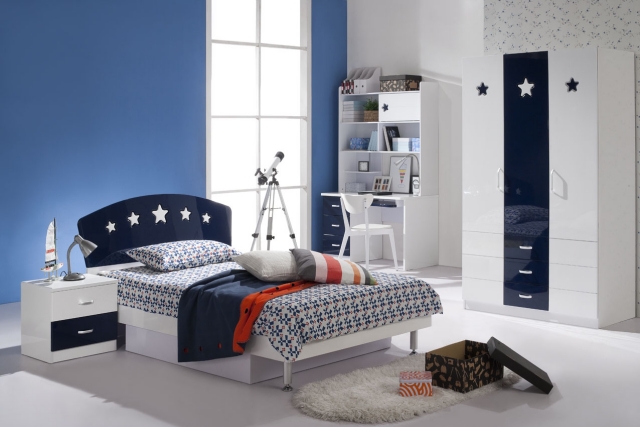 aménagement-fonctionnel-déco-chambre-garçon-moderne-armoire-brillante-bleu-foncé-blanc-étoiles