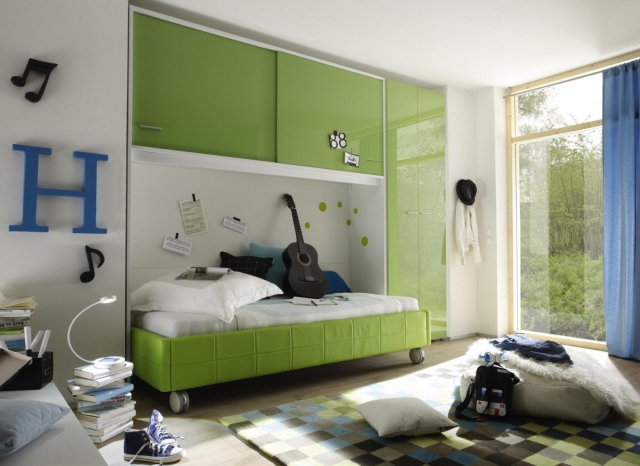aménagement-fonctionnel-déco-chambre-garçon-moderne-armoire-lit-réséda-tapis-carreaux