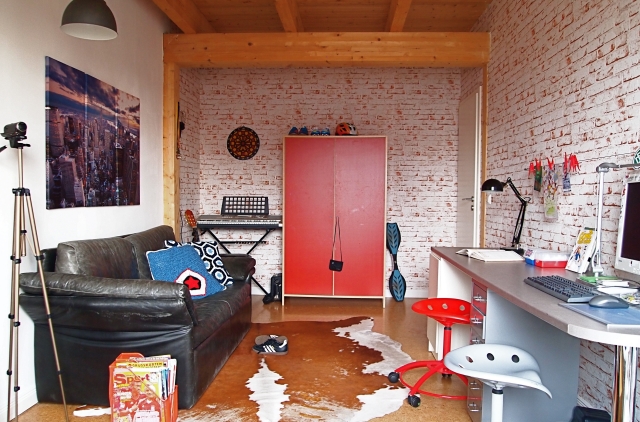 aménagement-fonctionnel-déco-chambre-garçon-moderne-armoire-rouge-canapé-cuire-tapis-bureau-moderne