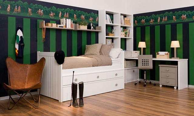 aménagement-fonctionnel-déco-chambre-garçon-moderne-papier-peint-rayures-vert-noir-chaise-cuir-lit-stockage-
