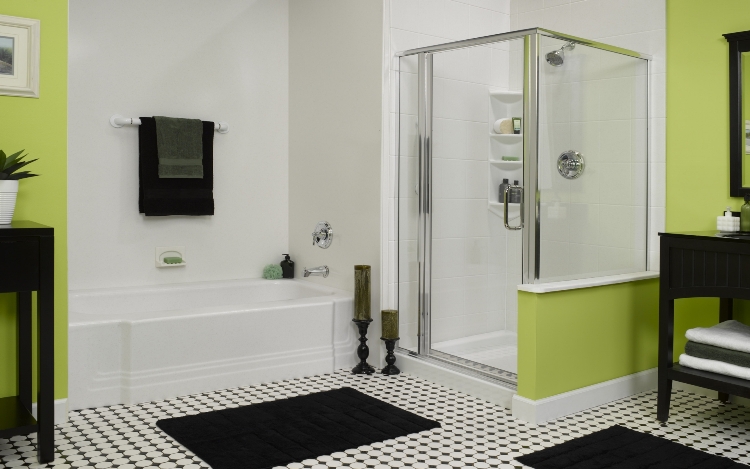aménagement-salle-bain-carrelage-blanc-cabine-douche-peinture-verte-tapis