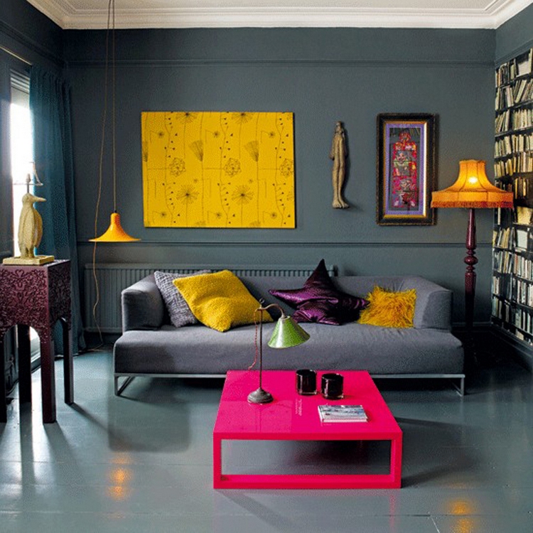 aménagement-salon-gris-table-coussins-tableau-luminaires-couleurs-vives