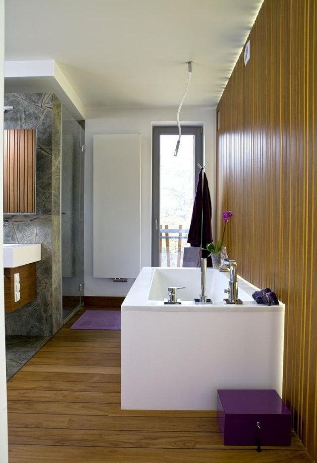 aménager-salle-bain-moderne-idées-conseils-baignoire-blanche-boîte-rangement-lilas