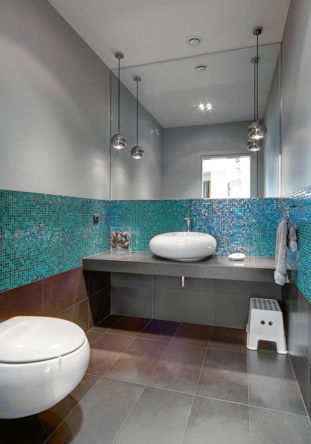 aménager-salle-bain-moderne-idées-conseils-carrelage-mosaique-bleu-lavabo-rond