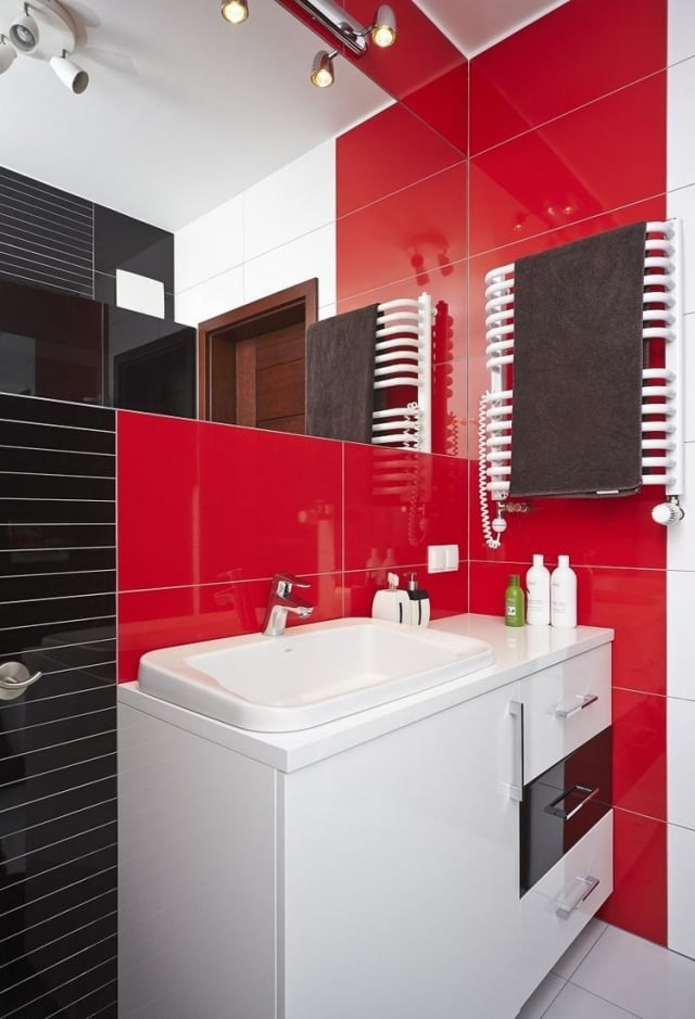 aménager-salle-bain-moderne-idées-conseils-carrelage-rouge-noir-laqué