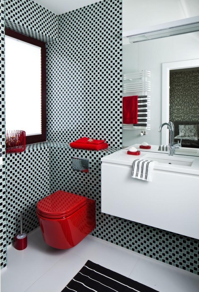 aménager-salle-bain-moderne-idées-conseils-cuvette-rouge-serviettes-lavabo-suspendu
