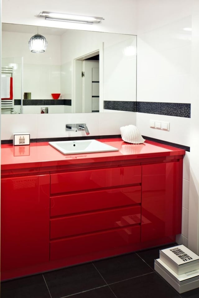 aménager-salle-bain-moderne-idées-conseils-meuble-rouge-laqué
