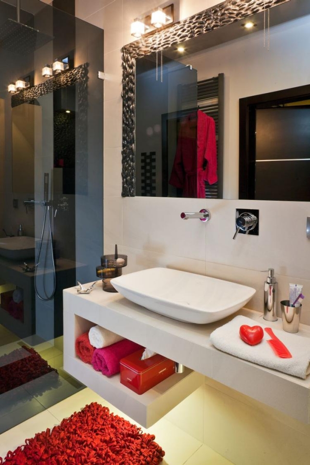 aménager-salle-bain-moderne-idées-conseils-miroir-grand-tapis-serviettes-cabine-douche