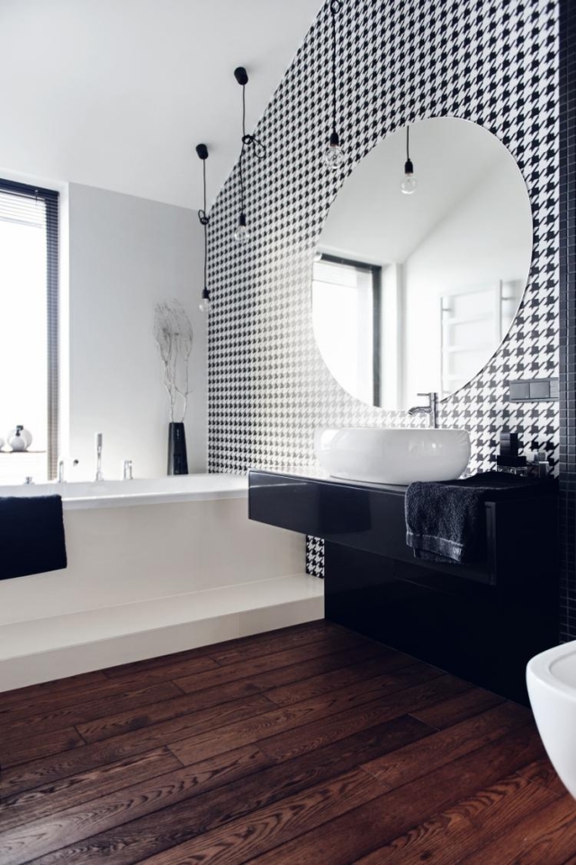 aménager-salle-bain-moderne-idées-conseils-miroir-rond-papier-peint-noir-blanc