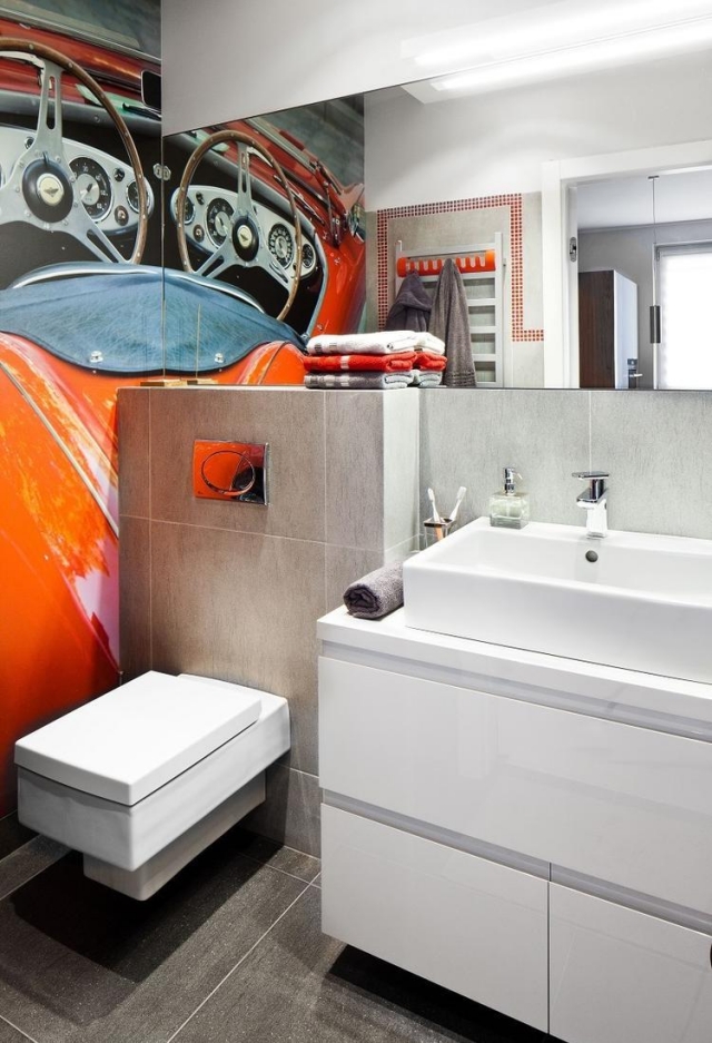 aménager-salle-bain-moderne-idées-conseils-papier-peint-cuvette-suspendue-lavabo-blanc