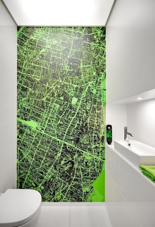 aménager-salle-bain-moderne-idées-conseils-papier-peint-vert-cuvette-suspendue