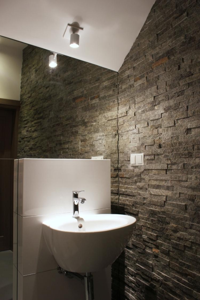 aménager-salle-bain-moderne-idées-conseils-reveement-mural-pierre-naturelle-mur-miroir