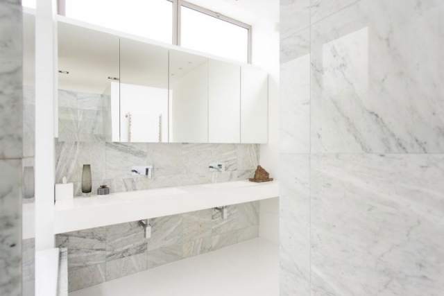 ameublement-exclusif-salle-bain-élégante-blanche-moderne-luxe-marbre-blanc-miroirs-illusion-optique