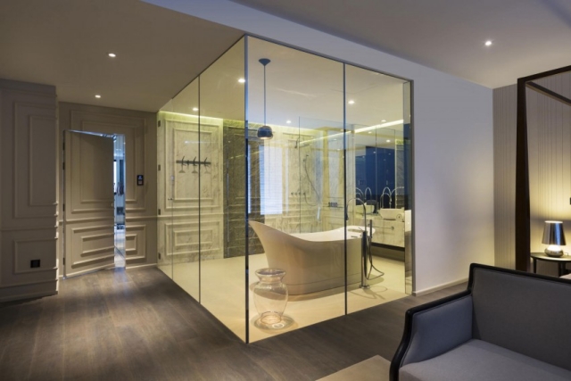 ameublement-exclusif-salle-bain-baignoire-blanche-design-murs-verre
