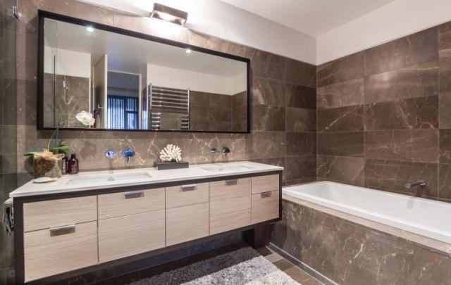 ameublement-exclusif-salle-bain-baignoire-céramique-carrelage-effet-marbre-grand-miroir