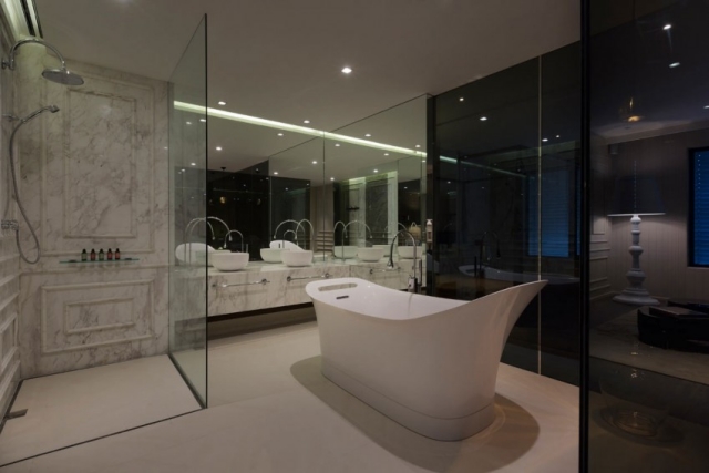 ameublement-exclusif-salle-bain-baignoire-céramique-douche-italienne-effet-marbre ameublement salle de bain