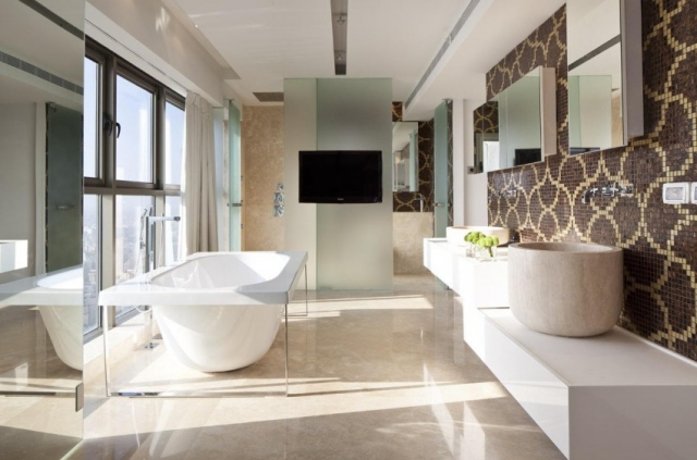 ameublement-exclusif-salle-bain-baignoire-céramique-lavabo-ovale-écran-plasma-mosaique