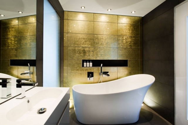 ameublement-exclusif-salle-bain-baignoire-design-poser-blanche-lavabo-rectangulaire