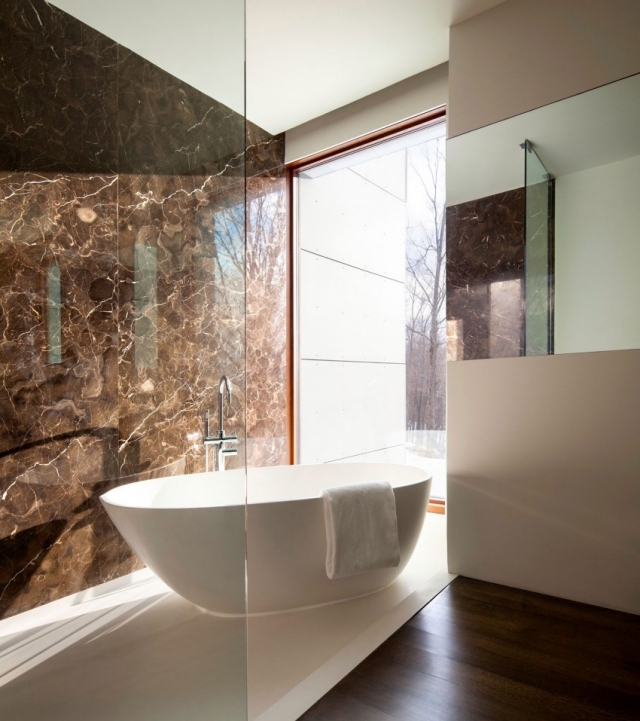 ameublement-exclusif-salle-bain-baignoire-poser-blanche-murs-marbre-brun