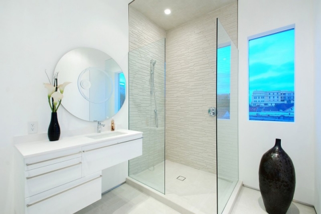 ameublement-exclusif-salle-bain-cabine-douche-blanche-miroir-rond-meuble-blanc-vase-noir