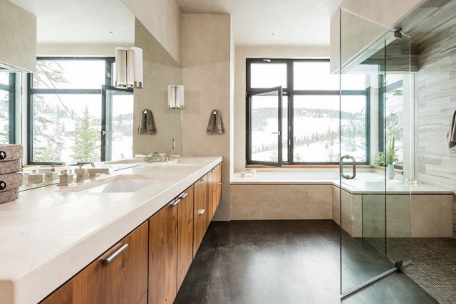 ameublement-exclusif-salle-bain-cabinets-bois-comptoir-blanc-grand-miroir-douche-italienne-carrelage-mosaique