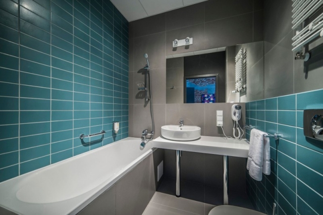 ameublement-exclusif-salle-bain-carrelage-bleu-baignoire-blanche-lavabo-blanc-céramique