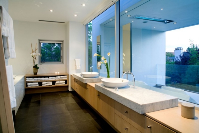 ameublement-exclusif-salle-bain-carrelage-meuble-bois-fenêtres-verres-bleus-lavabos-marbre