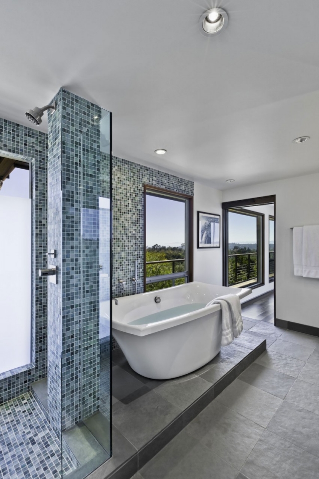 ameublement-exclusif-salle-bain-carrelage-mosaique-bleu-baignoire-douche-italienne-fenêtres