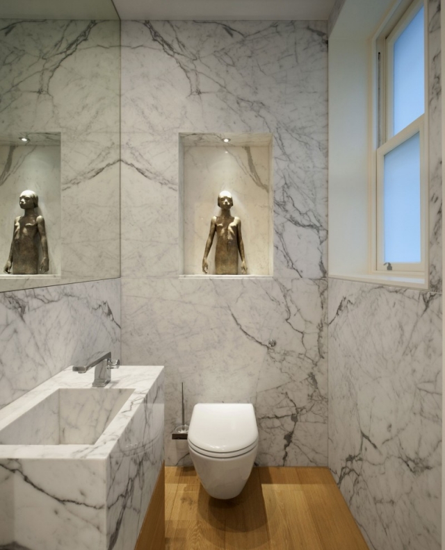 ameublement-exclusif-salle-bain-cuvette-suspendue-blanche-lavabo-marbre-statuette