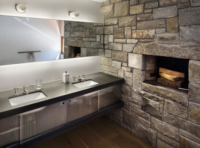 améublement-exclusif-salle-bain-dessus-vanité-double-comptoir-noir-mur-pierre-naturelle-cheminée