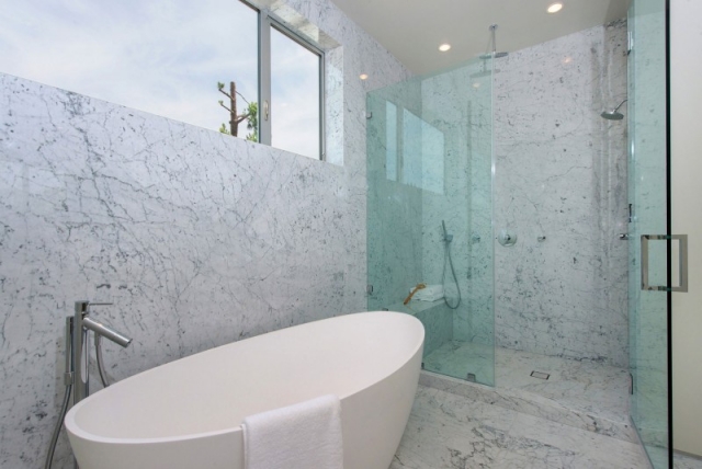 ameublement-exclusif-salle-bain-douche-italienne-revêtement-mural-marbre-baignoire-blanche-îlot