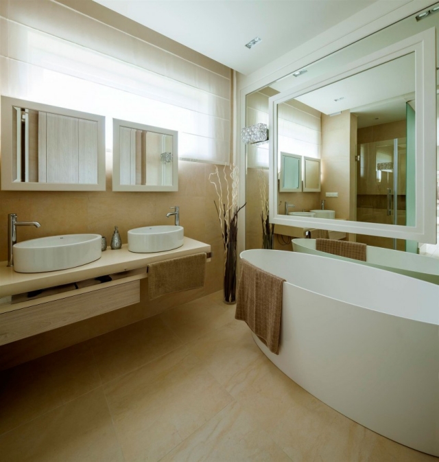 ameublement-exclusif-salle-bain-grande-baignoire-blanche-dessus-vanité-deux-cuves-mur-miroir