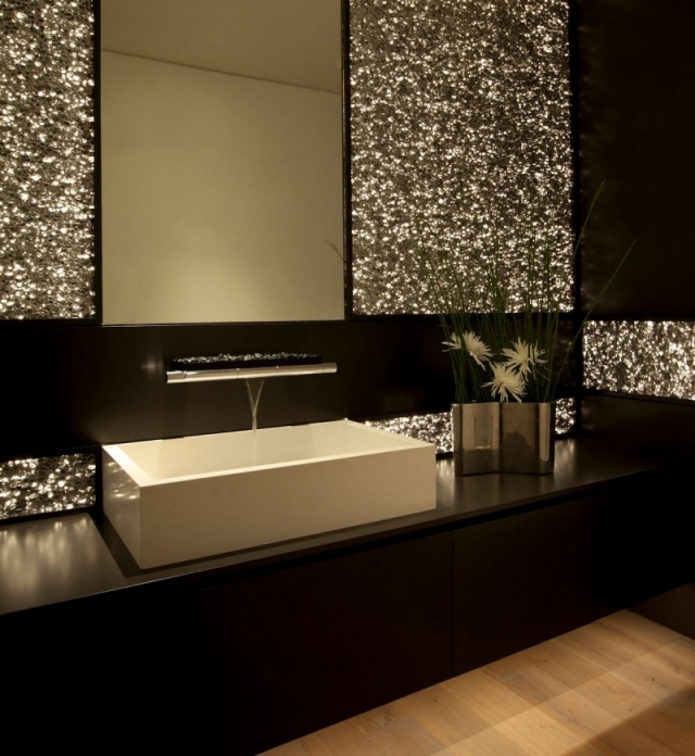ameublement-exclusif-salle-bain-lavabo-rectangulaire-blanc-robinet-acier-inox-design-murs-effet-paillettes