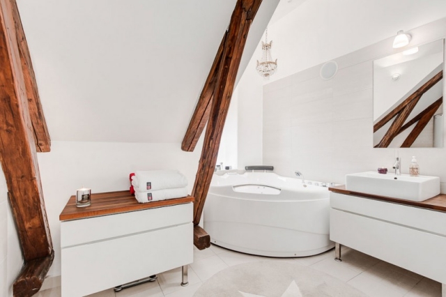 ameublement-exclusif-salle-bain-luxe-blanche-petite-armoire-baignoire-lavabo-blanc