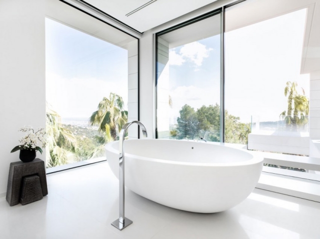 ameublement salle de bain ameublement-exclusif-salle-bain-luxe-moderne-baignoire-poser-blanche
