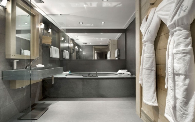 ameublement-exclusif-salle-bain-luxe-moderne-baignoire-rectangulaire-liroir-plafonniers-led