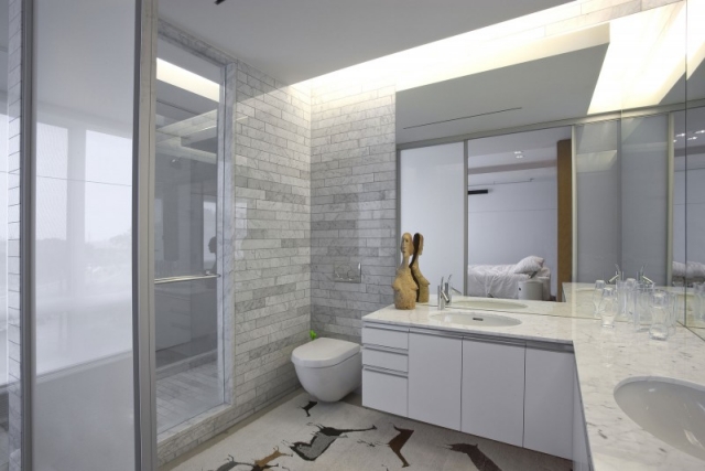 ameublement-exclusif-salle-bain-meuble-blanc-comptoirs-marbre-blanc-miroirs-cuvette-suspendue