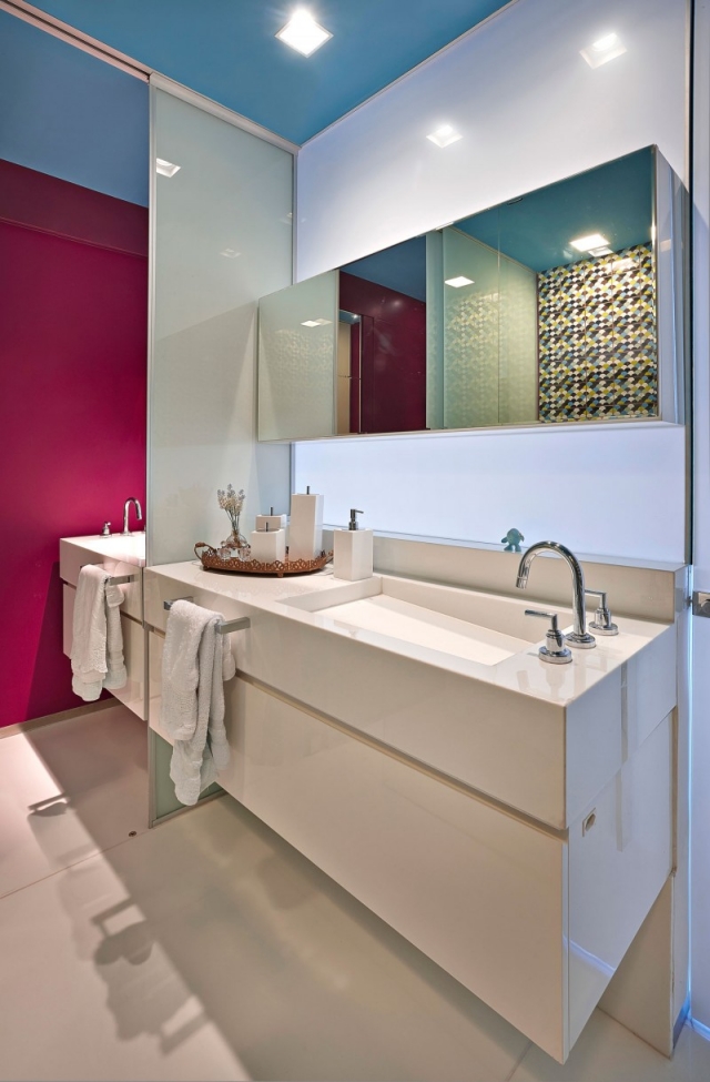 ameublement-exclusif-salle-bain-meuble-blanc-lavabo-carré-armoires-toilette-portes-miroir ameublement salle de bain