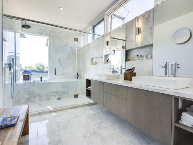 ameublement-exclusif-salle-bain-meuble-bois-lavabo-blanc-bain-italienne ameublement salle de bain