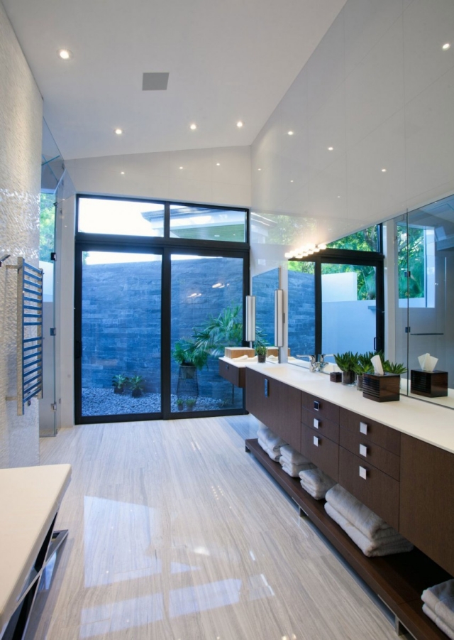 ameublement-exclusif-salle-bain-meuble-bois-miroirs-plantes-éclairage ameublement salle de bain