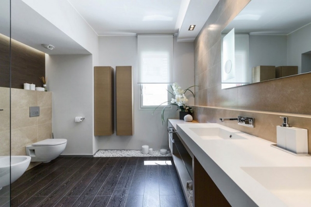 ameublement-exclusif-salle-bain-meuble-comptoir-blanc-cuvette-suspendue-plancher-bois ameublement salle de bain