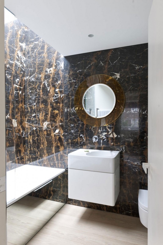 ameublement-exclusif-salle-bain-miroir-rond-baignoire-effet-miroir-petit-lavabo-murs-marbre