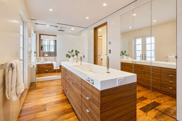 ameublement-exclusif-salle-bain-mur-miroir-revêtement-bois-meuble-bois-lavabo-blanc-céramique ameublement salle de bain
